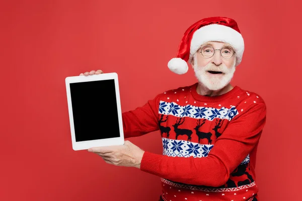 戴大礼帽的老人手持数字平板电脑 屏幕空白 红色隔离 — 图库照片