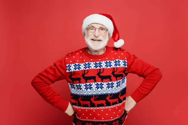 Glimlachende Senior Man Bril Santa Hoed Staan Met Handen Heupen — Stockfoto