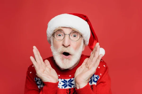 Shocked Senior Man Santa Hat Knitted Sweater Looking Camera Isolated — Stock Photo, Image