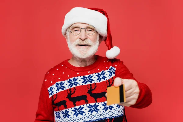 Homem Idoso Sorridente Santa Chapéu Segurando Cartão Crédito Primeiro Plano — Fotografia de Stock