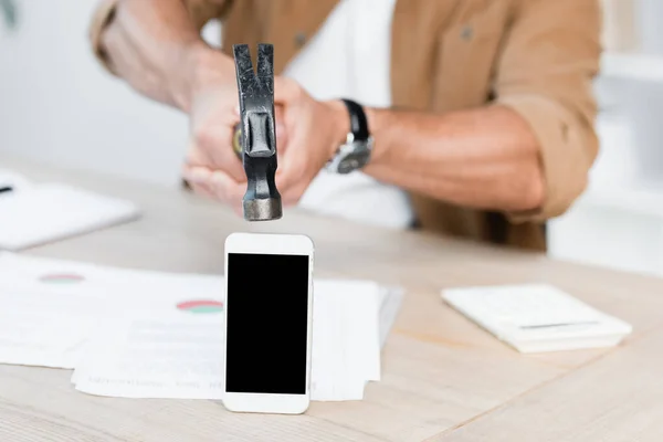 Cropped View Businessman Holding Hammer Smartphone Blank Screen Workplace Blurred — Stock Photo, Image