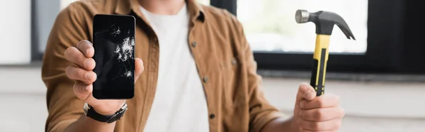 Cropped View Businessman Hammer Showing Smashed Smartphone Blurred Background Banner — Stock Photo, Image