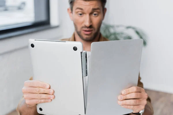 Verrast Zakenman Zoek Naar Beschadigde Laptop Wazige Achtergrond — Stockfoto