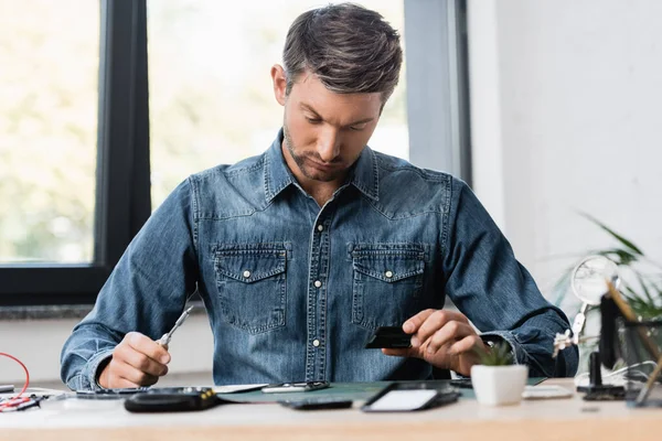 Konzentrierter Reparateur Mit Schraubenzieher Und Teil Des Zerlegten Mobiltelefons Arbeitsplatz — Stockfoto