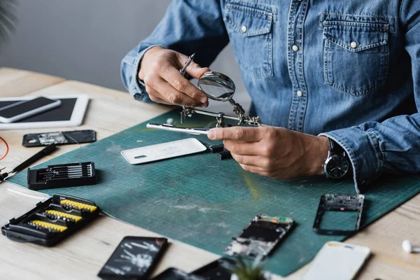 Cropped View Repairman Holding Disassembled Part Cellphone Magnifier Workplace Blurred — Stock Photo, Image