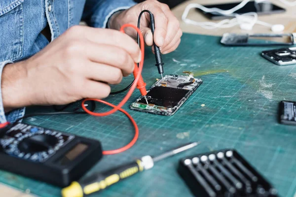 Cropped View Repairman Holding Multimeter Sensors Disassembled Part Mobile Phone — Stock Photo, Image