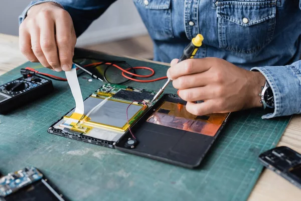 Närbild Händer Reparatör Med Flex Kabel Och Skruvmejsel Nära Demonterad — Stockfoto