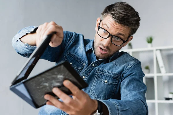 Surprised Businessman Eyeglasses Looking Disassembled Smashed Digital Tablet Blurred Foreground — Stock Photo, Image