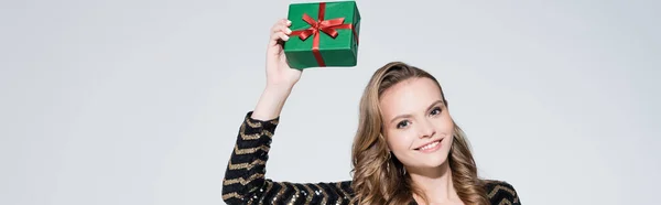 Mujer Feliz Sosteniendo Regalo Navidad Envuelto Aislado Gris Bandera — Foto de Stock