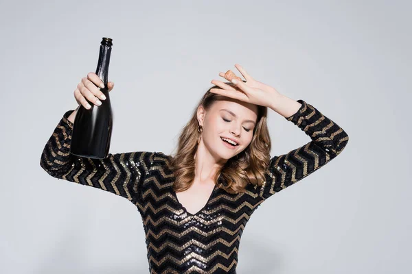 Fröhliche Frau Hält Flasche Mit Champagner Auf Grau — Stockfoto