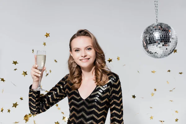 Glad Ung Kvinna Hålla Glas Champagne Nära Disco Boll Och — Stockfoto
