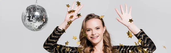Vrolijke Jonge Vrouw Staan Buurt Disco Bal Vallen Confetti Grijs — Stockfoto
