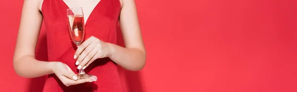 Visão Parcial Jovem Segurando Copo Champanhe Vermelho — Fotografia de Stock