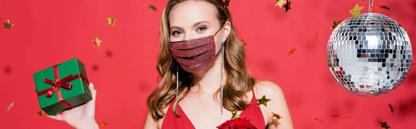 Mujer Máscara Protectora Con Pedrería Celebración Navidad Presente Cerca Confeti — Foto de Stock
