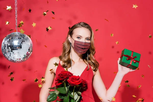 Mujer Máscara Protectora Con Pedrería Celebración Navidad Presente Cerca Confeti — Foto de Stock