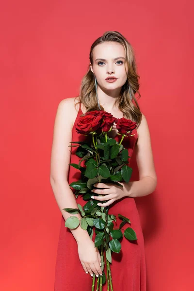 Mujer Joven Mirando Cámara Sosteniendo Rosas Rojo — Foto de Stock