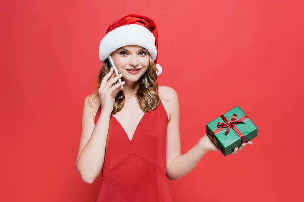 Cheerful Woman Santa Hat Holding Christmas Gift Box Talking Smartphone — Stock Photo, Image