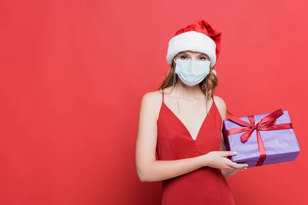 Young Woman Santa Hat Medical Mask Holding Christmas Gift Box — Stock Photo, Image