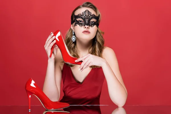 Jeune Femme Élégante Noir Masque Carnaval Tenant Chaussure Sur Rouge — Photo