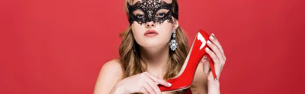 Junge Elegante Frau Schwarzer Karnevalsmaske Mit Stöckelschuhen Auf Rotem Grund — Stockfoto