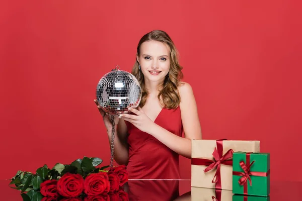 Mulher Alegre Segurando Bola Discoteca Perto Presentes Natal Rosas Vermelho — Fotografia de Stock