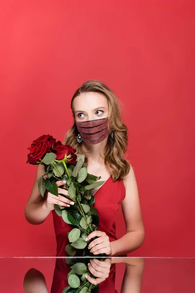 Junge Frau Schutzmaske Mit Strass Und Rosen Auf Rot — Stockfoto