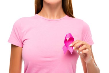 Göğüs kanserinin pembe kurdelesini tutan esmer bir kadının beyaz üzerinde izole edilmiş farkındalığı.