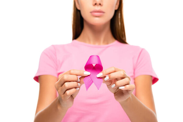 Обрезанный вид ленты осведомленности о раке молочной железы в руках у молодой женщины на размытом фоне, изолированном на белом