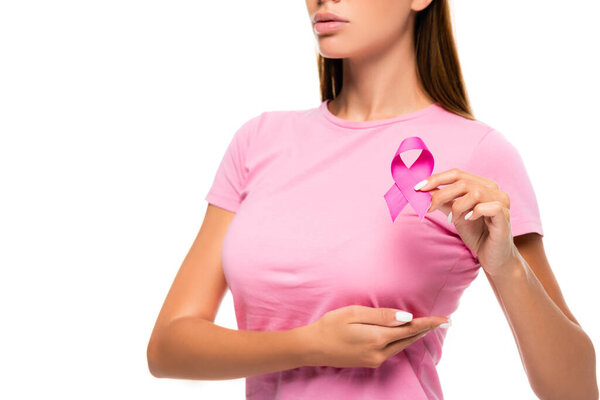 Обрезанный вид молодой женщины, показывающей ленту информированности о раке молочной железы при прикосновении к груди, изолированной на белом
