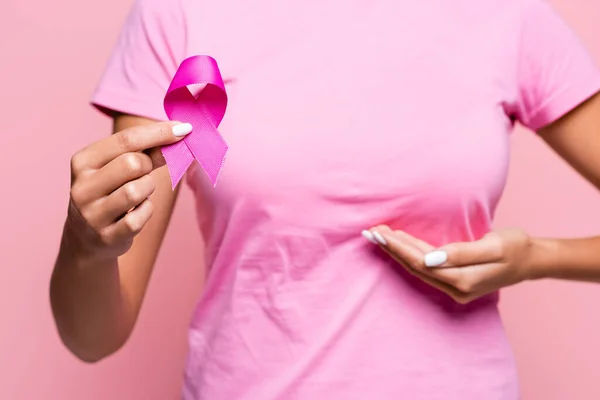 Обрізаний Вид Жінки Показує Стрічку Усвідомлення Раку Молочної Залози Вказує — стокове фото