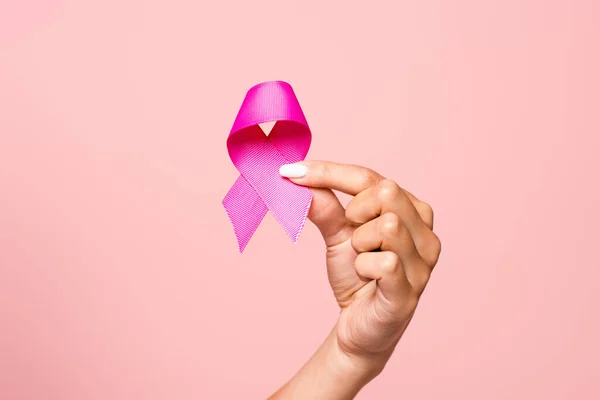 Oříznutý Pohled Ženu Držící Růžovou Stuhu Prsu Povědomí Rakovině Izolované — Stock fotografie