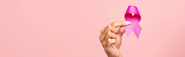 Vista Recortada Mujer Que Sostiene Símbolo Conciencia Del Cáncer Mama — Foto de Stock