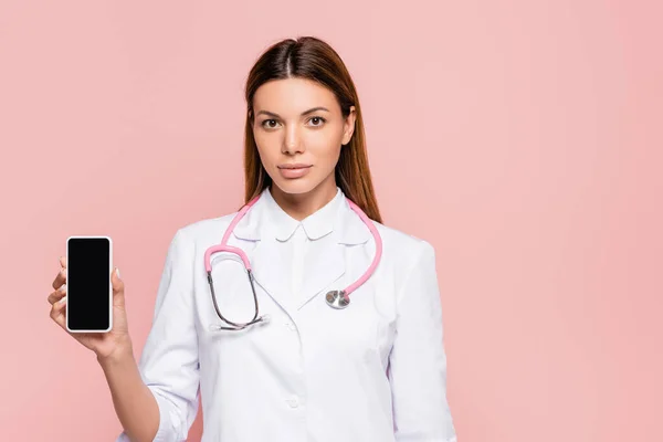 Dottore Con Stetoscopio Mostrando Smartphone Con Schermo Bianco Isolato Rosa — Foto Stock