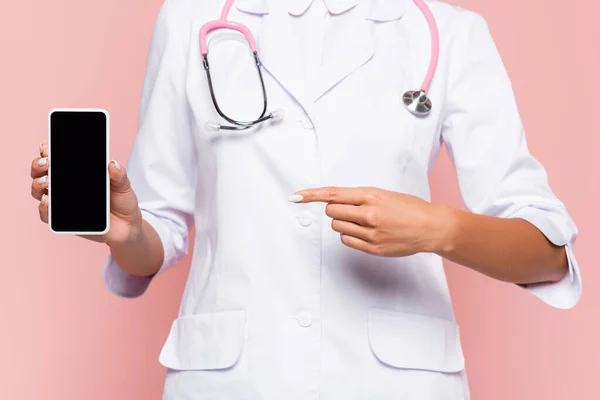 Vue Recadrée Médecin Pointant Vers Smartphone Avec Écran Blanc Isolé — Photo