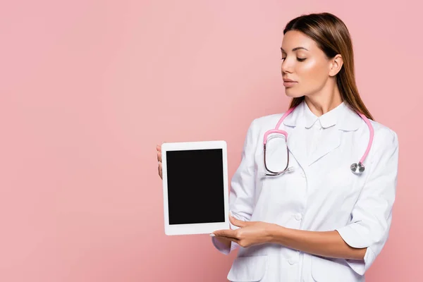 Lekarz Białym Płaszczu Stetoskopie Trzymający Cyfrową Tabletkę Pustym Ekranem Izolowanym — Zdjęcie stockowe