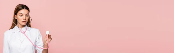Доктор Білому Пальто Тримає Стетоскоп Ізольовано Рожевому Банер — стокове фото