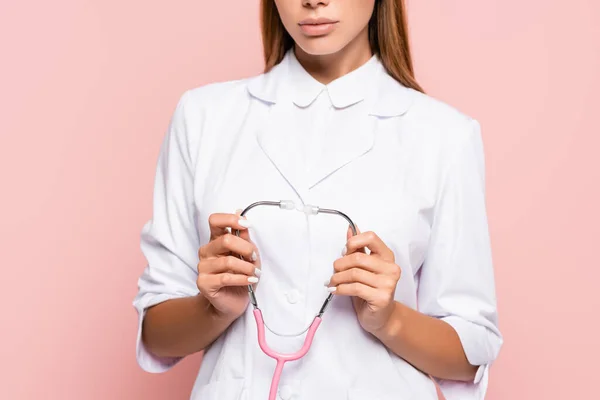 Vista Cortada Médico Segurando Estetoscópio Isolado Rosa — Fotografia de Stock