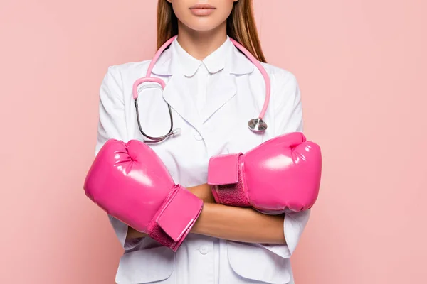 Vista Recortada Médico Casaco Branco Luvas Boxe Rosa Com Braços — Fotografia de Stock