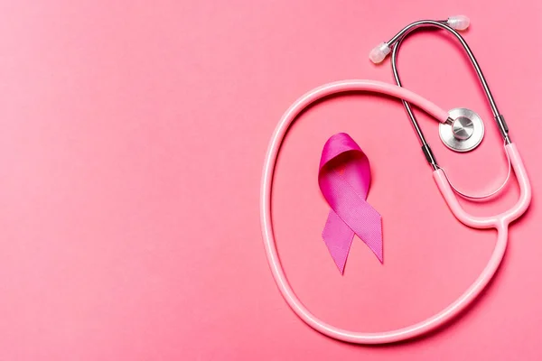 Ovanifrån Stetoskop Och Symbol För Bröstcancer Medvetenhet Rosa Yta — Stockfoto