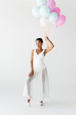 Beyaz balonlu zarif Afrikalı Amerikalı balerin.