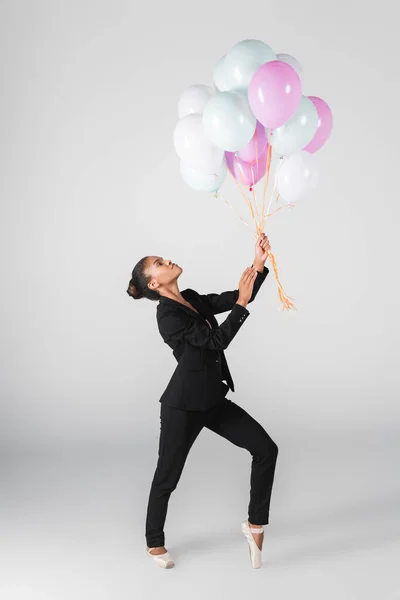 Mujer Negocios Afroamericana Realizando Ballet Con Globos Aislados Gris — Foto de Stock