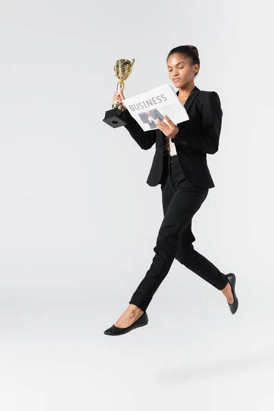 Афро Американська Бізнес Леді Виконує Балет Газетою Кепкою Ізольовані Сірому — стокове фото