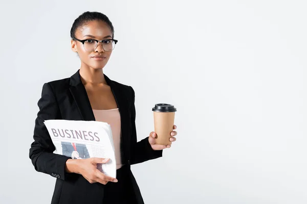 Mujer Negocios Afroamericana Con Periódico Negocios Café Para Aislado Gris — Foto de Stock