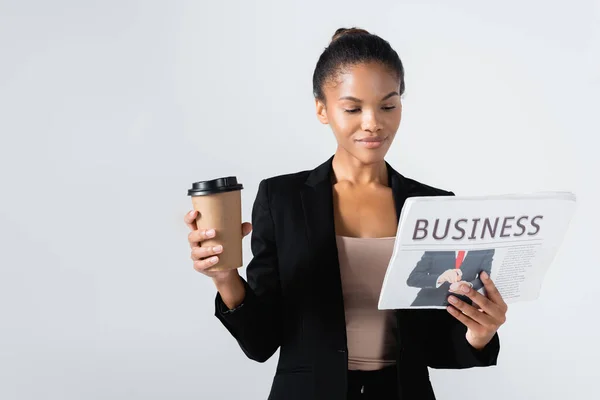 Africká Americká Podnikatelka Obchodními Novinami Kávou Jít Izolované Šedé — Stock fotografie
