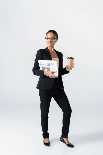 Mujer Negocios Afroamericana Con Periódico Negocios Café Para Aislado Gris —  Fotos de Stock