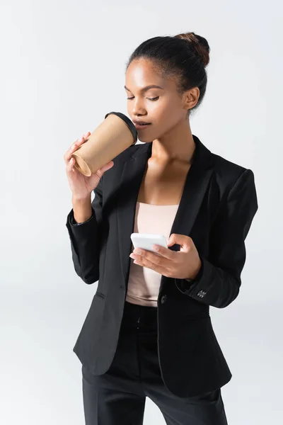 Afrikanisch Amerikanische Geschäftsfrau Mit Pappbecher Mit Smartphone Isoliert Auf Grau — Stockfoto