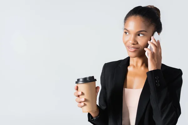 Afrikanska Amerikanska Affärskvinna Med Papper Kopp Talar Smartphone Isolerad Grå — Stockfoto