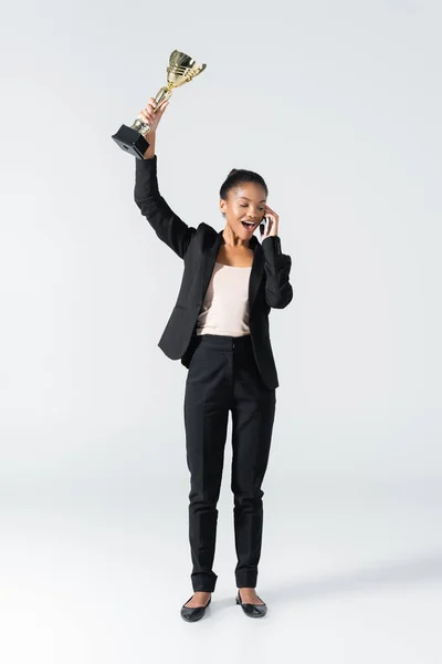 Feliz Mujer Negocios Afroamericana Con Copa Oro Hablando Teléfono Inteligente — Foto de Stock