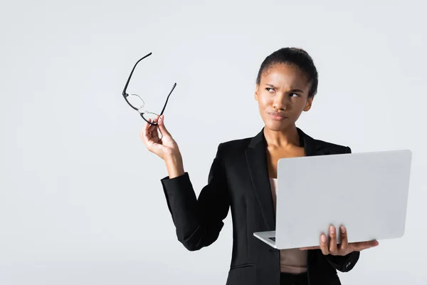 Duur Afrikaans Amerikaans Zakenvrouw Met Bril Laptop Geïsoleerd Grijs — Stockfoto