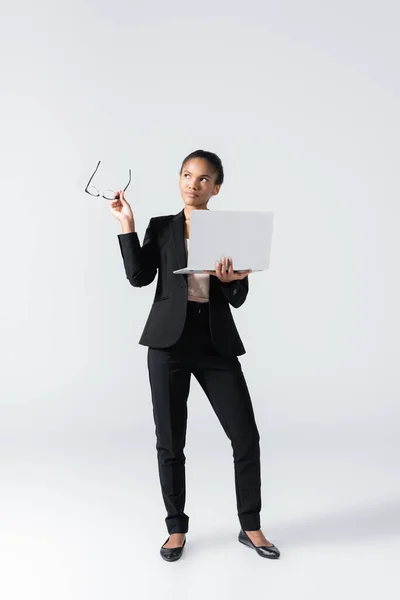 Duur Afrikaans Amerikaans Zakenvrouw Met Bril Laptop Geïsoleerd Grijs — Stockfoto